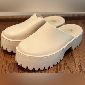 Wild Fable Women’s Brooke Platform Clogs